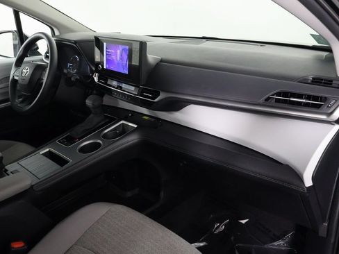 Used 2026 Toyota Sienna LE FWD image 9