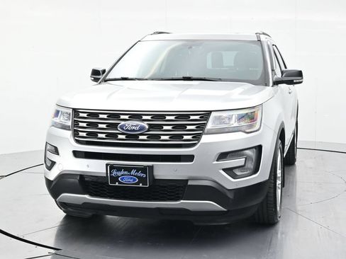 Used 2017 Ford Explorer XLT w/ Equipment Group 202A AWD/4WD image 2