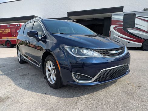 Used 2018 Chrysler Pacifica Touring-L Plus w/ Tire & Wheel Group FWD image 3
