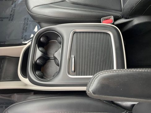Used 2023 Chrysler Pacifica Touring-L FWD image 16