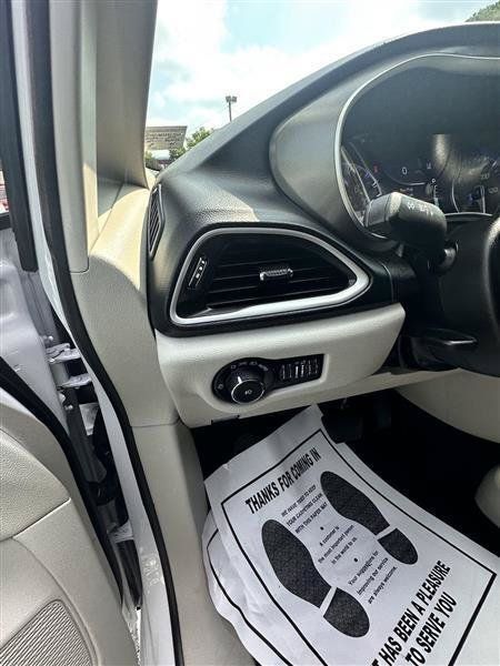 Used 2024 Chrysler Pacifica Touring-L FWD image 16