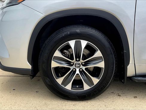 Used 2022 Toyota Highlander XLE AWD/4WD image 11