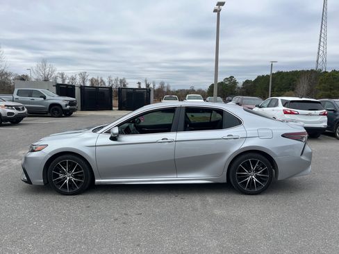 Used 2022 Toyota Camry SE image 6