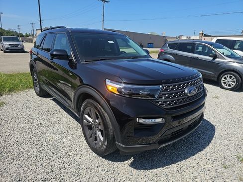 Used 2022 Ford Explorer XLT w/ Equipment Group 202A AWD/4WD image 7
