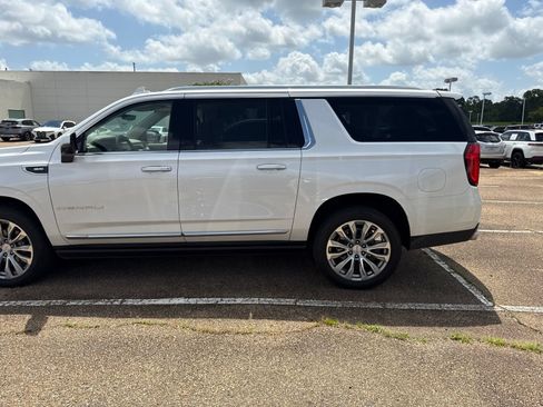 Used 2022 GMC Yukon XL Denali w/ Denali Premium Package RWD image 8
