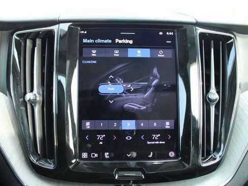 Used 2025 Volvo XC60 B5 Plus image 22