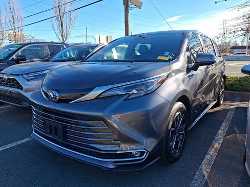 Certified 2025 Toyota Sienna Platinum image 5