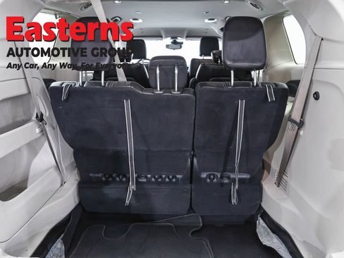 Used 2023 Chrysler Pacifica Touring-L FWD image 9