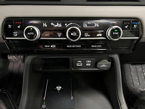 Used 2025 Honda Pilot Elite image 31