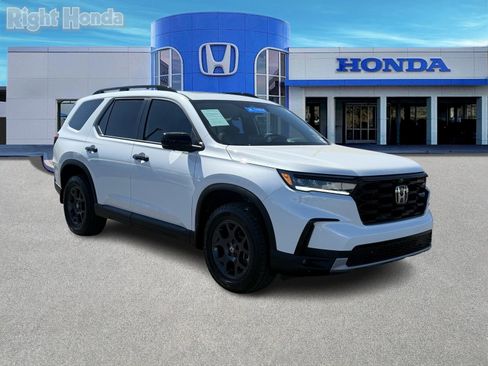 Used 2025 Honda Pilot TrailSport image 11