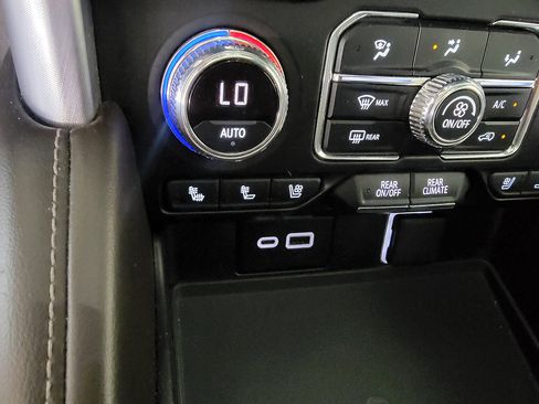 Used 2021 GMC Yukon SLT w/ SLT Luxury Plus Package AWD/4WD image 16