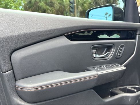 Used 2025 Honda Pilot TrailSport image 21