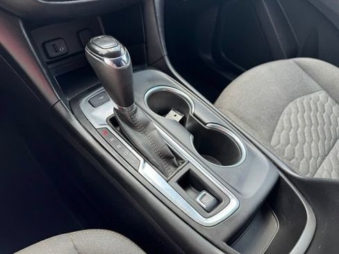 Used 2018 Chevrolet Equinox LT FWD image 12