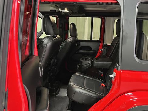 Used 2019 Jeep Wrangler Unlimited Sahara image 12