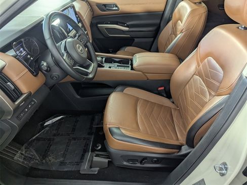 Used 2022 Nissan Pathfinder Platinum w/ Cargo Package image 10