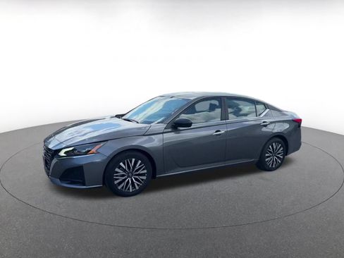 Used 2025 Nissan Altima 2.5 SV FWD image 7