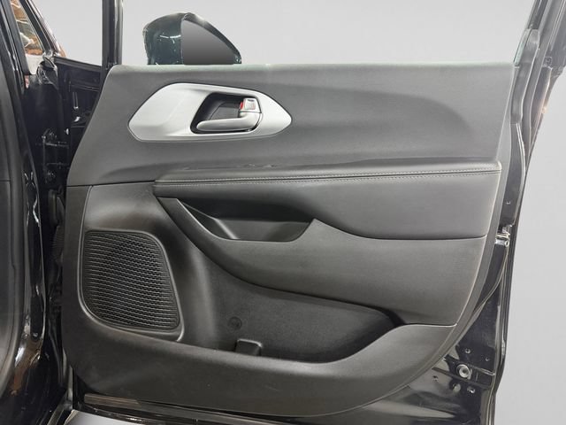 Used 2025 Chrysler Pacifica Limited FWD image 15