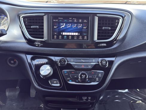 Used 2018 Chrysler Pacifica Touring Plus w/ S Appearance Package FWD image 25
