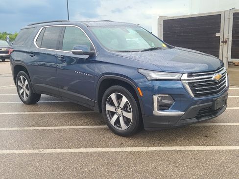 Used 2023 Chevrolet Traverse LT w/ LT Premium Package AWD/4WD image 8