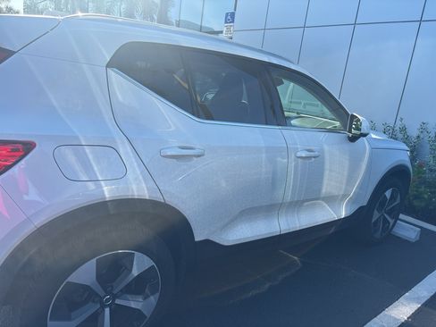 Used 2025 Volvo XC40 B5 Plus AWD/4WD image 7