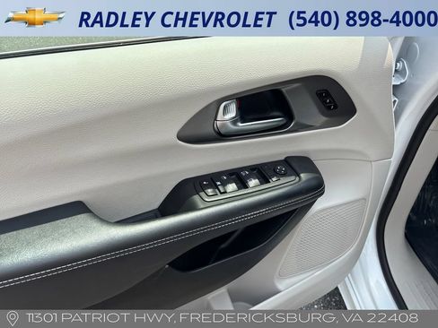Used 2024 Chrysler Pacifica Touring-L FWD image 5