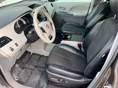 Used 2014 Toyota Sienna SE image 10