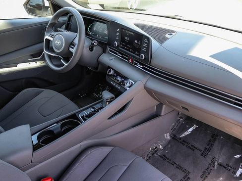 Used 2025 Hyundai Elantra Hybrid FWD image 15