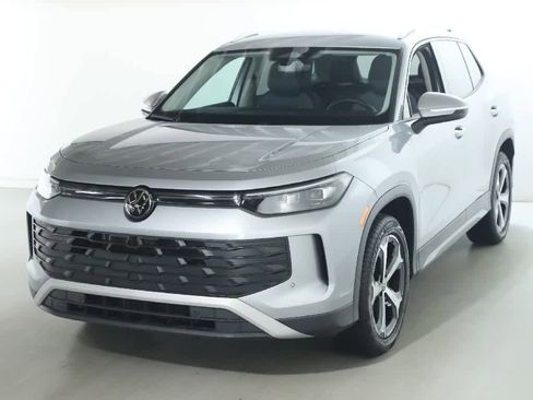 Certified 2025 Volkswagen Tiguan SE image 4