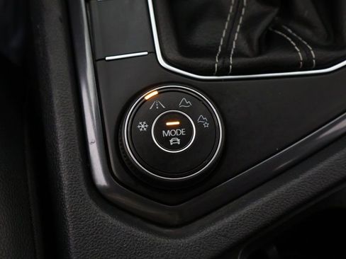 Used 2024 Volkswagen Tiguan SE w/ Panoramic Sunroof Package image 53