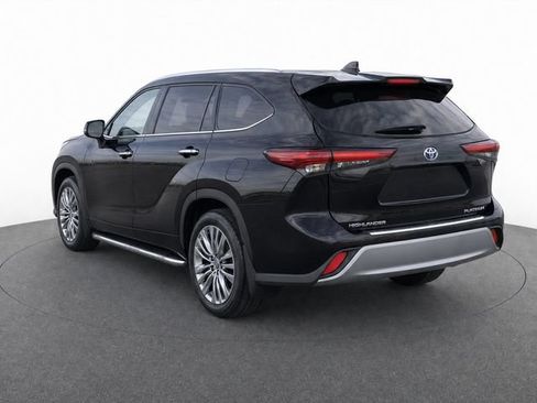 Used 2024 Toyota Highlander Platinum FWD image 3
