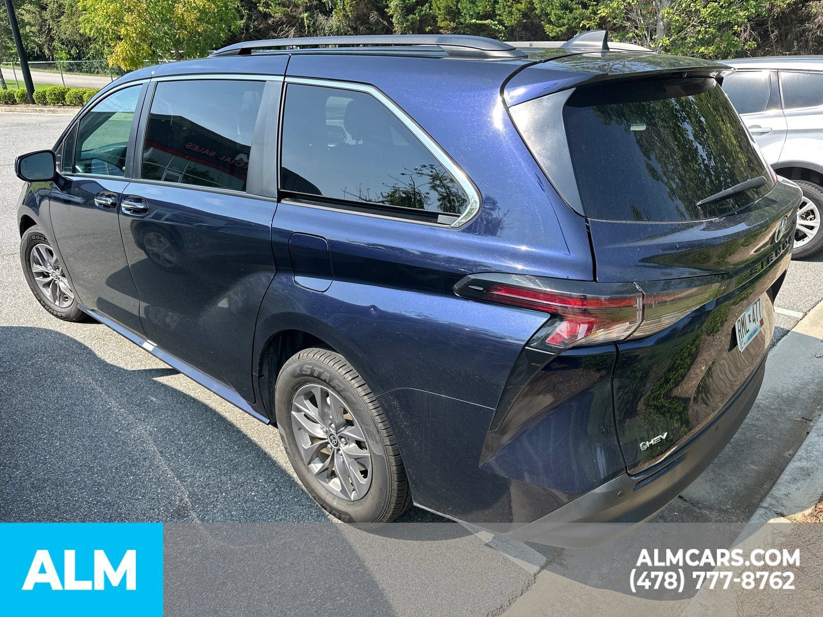 Used 2025 Toyota Sienna XLE FWD image 8