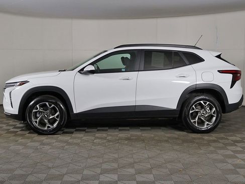 Used 2025 Chevrolet Trax LT w/ LT Convenience Package FWD image 16
