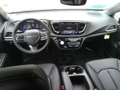 New 2026 Chrysler Pacifica Select image 11