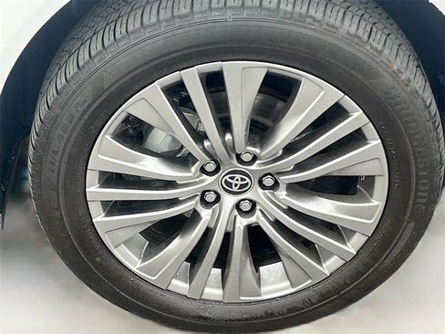 Used 2024 Toyota Venza Limited image 31