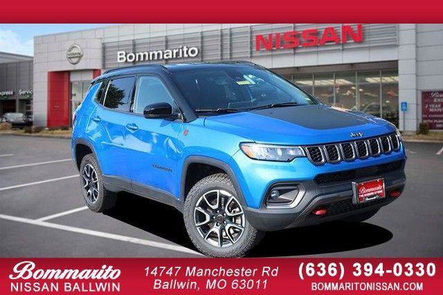 Used 2025 Jeep Compass Trailhawk w/ Trailer Tow Group AWD/4WD image 1