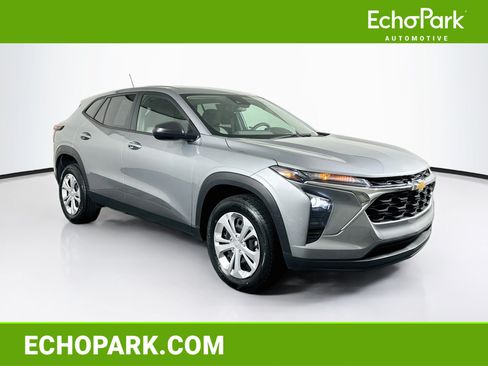 Used 2025 Chevrolet Trax LS FWD image 1
