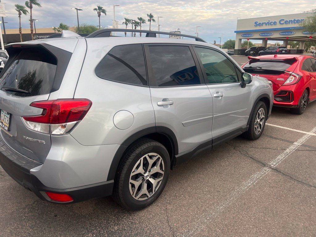 Used 2020 Subaru Forester Premium AWD/4WD image 5