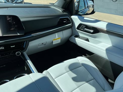 New 2026 Chevrolet Suburban Premier image 12