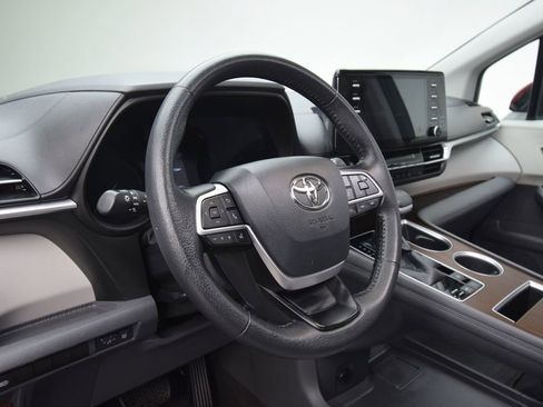 Used 2021 Toyota Sienna XLE image 14