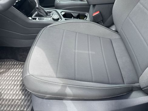 New 2024 Volkswagen Taos SE image 9