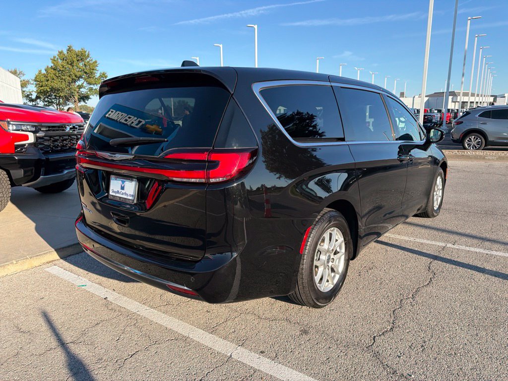 Used 2025 Chrysler Pacifica Select FWD image 3