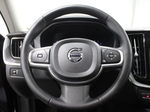 Used 2022 Volvo XC60 B5 Momentum image 8