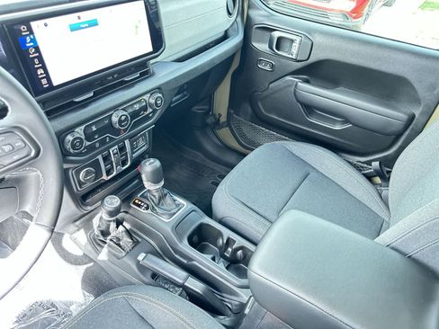 Used 2025 Jeep Wrangler Sport S image 19