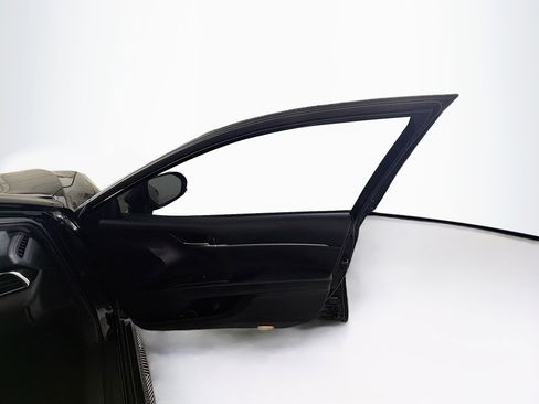 Used 2018 Toyota Camry LE FWD image 30