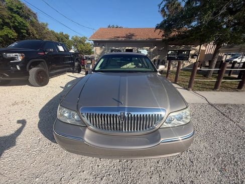 Used 2003 Lincoln Town Car Signature RWD image 8