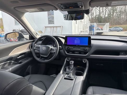 Used 2024 Toyota Grand Highlander Platinum image 18