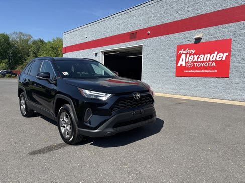 Used 2025 Toyota RAV4 XLE AWD/4WD image 1