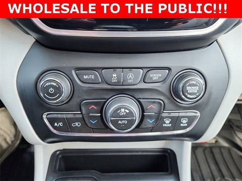 Used 2019 Jeep Cherokee Limited w/ Luxury Group image 24