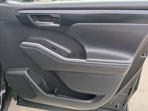 Used 2023 Toyota Highlander XLE image 37