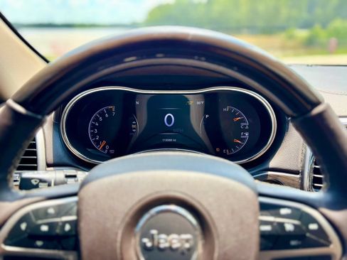 Used 2018 Jeep Grand Cherokee Overland AWD/4WD image 18